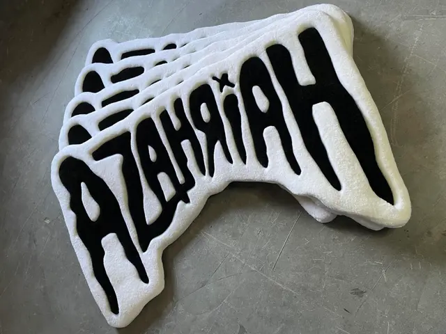 Azahriah merch kollekció: egyedi kézzel készített szőnyeg